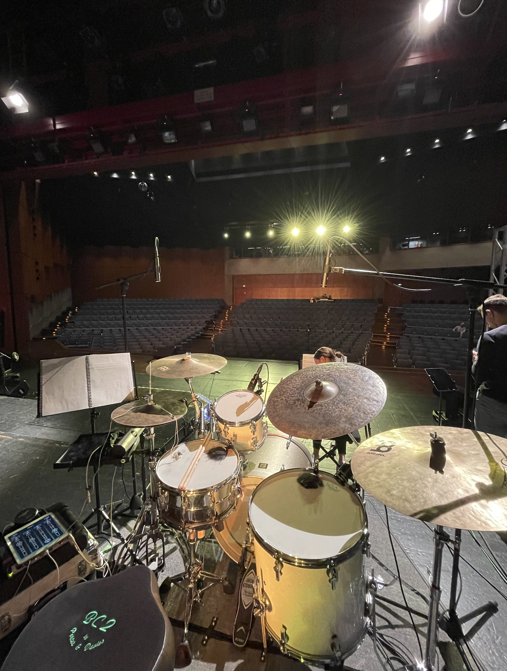 Drumset auf der Bühne vor dem Konzert im Theatersaal